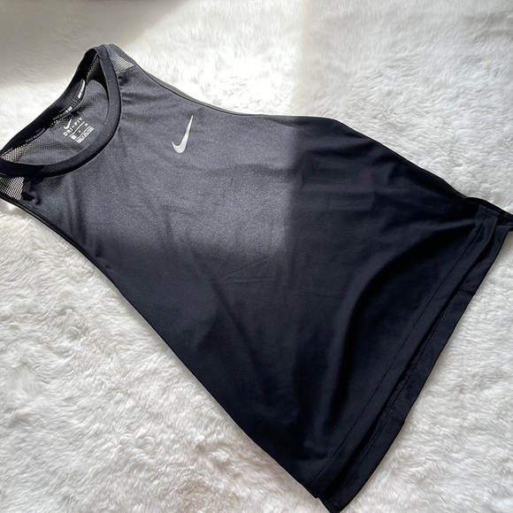 NWOT SLEEVELES NIKE SPORTS TOP - Picture 1 of 3